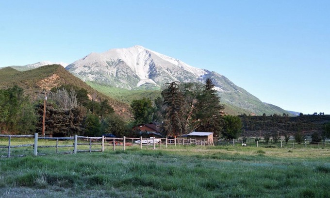 Carbondale Cabina | 1907Creekside Cabin w/ hot tub & sauna; bike, hike, ski & fish- Go Back in Time