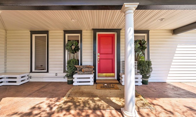 Edmond Casa | 1908 Victorian Farmhouse (Unit B)