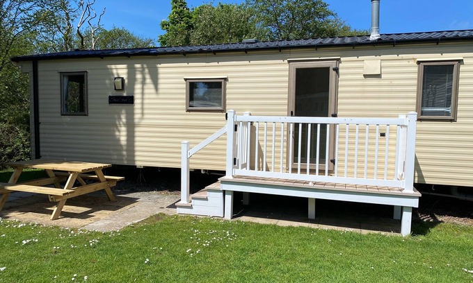 Rhyd-y-clafdy Cabaña | 191 SNOWDONIA VIEW, pet friendly, with a garden in Chwilog