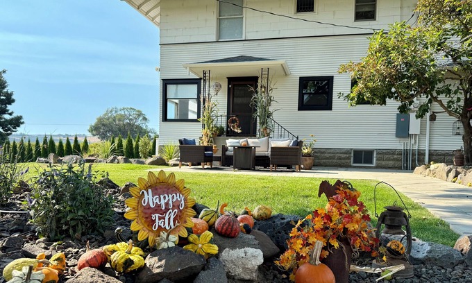 Yakima Otro | 1910 Farmhouse- 4 BRs, Hot Tub, Fire Pits & Breathtaking Views – Perfect for 10
