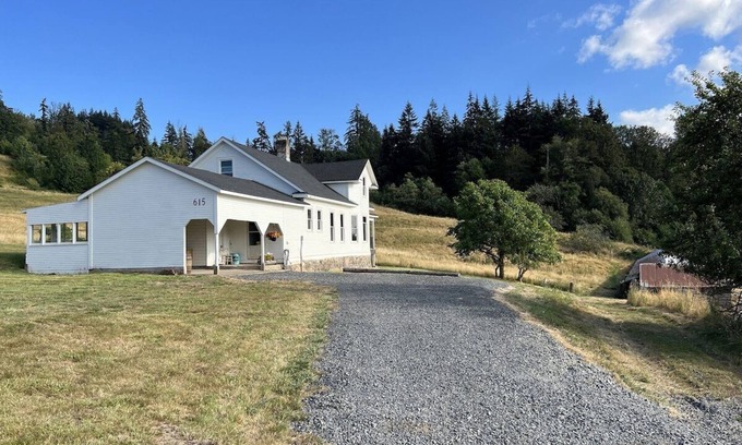 Kalama Otro | 1910 Vintage Ranch House with beautiful views