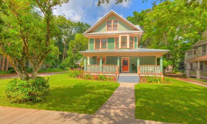DeLand Casa | 1912 casa de tres pisos ofrece carácter del viejo mundo y excelente ubicación