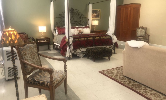 Clarkdale Apartamento | 1917 Elegant Schoolhouse with Rose Gardens