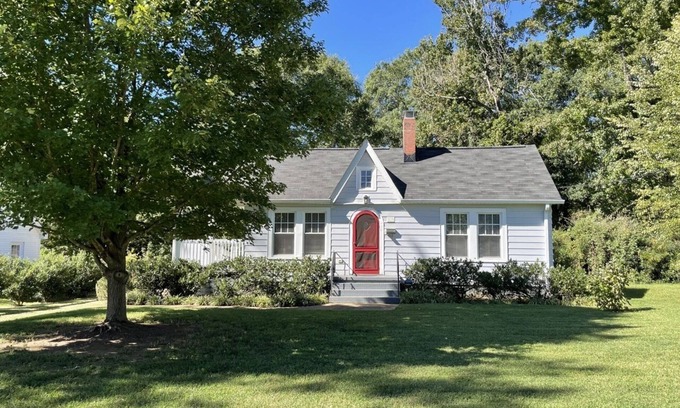Sans Souci Casa | 1920s Bungalow with private garden, close to downtown