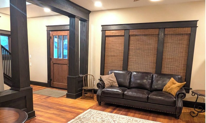 Hamilton Casa | 1920s Restored Home-walk to MSQC shops, Quilt Town USA