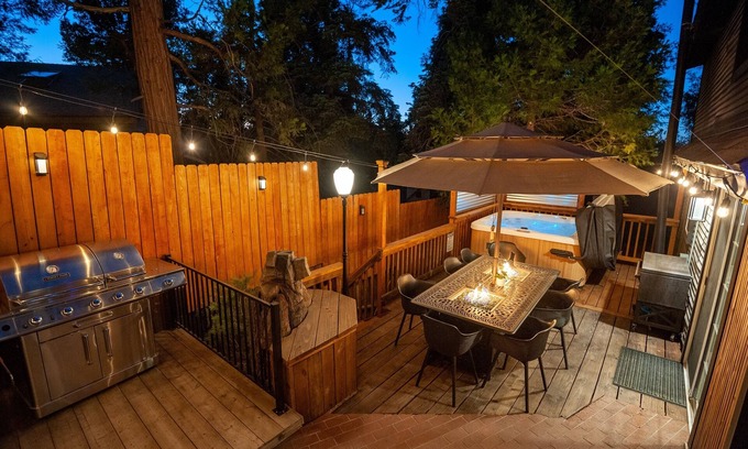 Twin Peaks Cabina | 1928 Cabin, Hot Tub, Deck, Perfect Family Retreat!