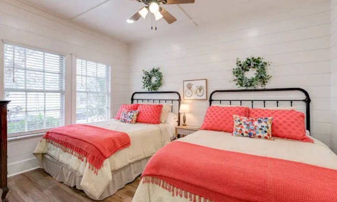 Laurel Casa | 1930's Bungalow steps away from Laurel's Historic District!