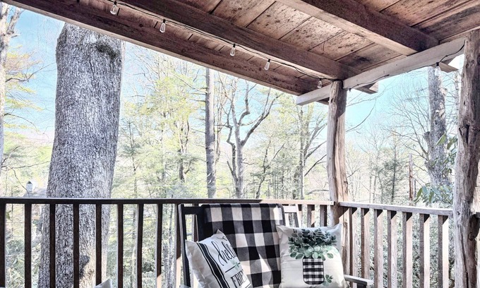 Mirror Lake Cabina | 1930's Highlands Hideaway, Restored Cozy Cabin, Dog Friendly, Fiber Optic WI-FI
