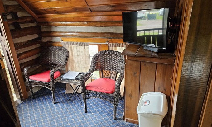 Markleysburg Cabina | 1930s and 40s cabins located in the heart of the Laural highlands. Cabin 5