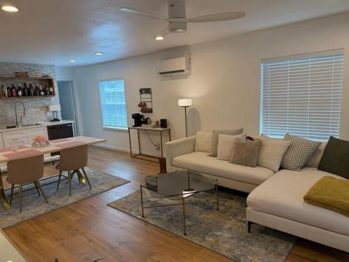 Lawndale/ Wayside Casa | 1940s Beauty near Downtown Medical Center and UH