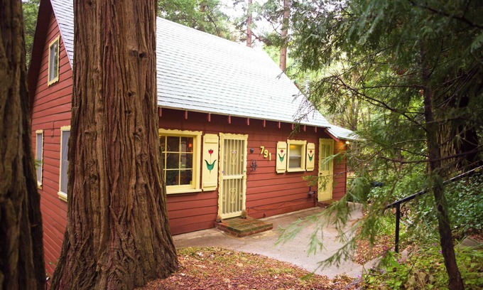 Crestline Cabina | 1940s Storybook Knotty Pine Cabin in Crestline, Absolute Privacy