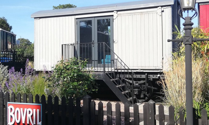 Newenden Apartamento | 1944 Ammunition Wagon - Original train carriage - Sleeps 4 - Watch steam trains only 20ft away