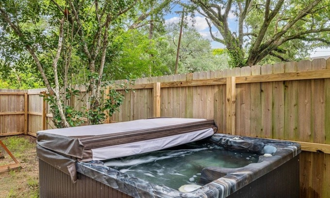 League City Cabaña | 1955 Beauty Under the Oaks in Historic Old Town