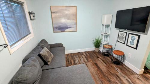 North Star Casa | 1964 Earthquake Cottage - Slumber Village 10