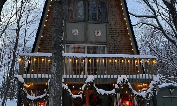 Harbor Springs Chalet De Esquí | Retro siglo mediados de esquí Chalet al lado de Nubs Nob Ski & Golf
