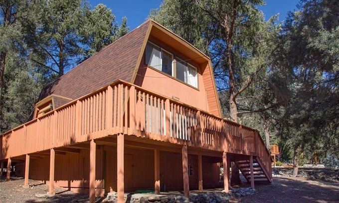 Pine Mountain Club Cabina | 1970 Gambrel Cabin en el Bosque Nacional Los Padres