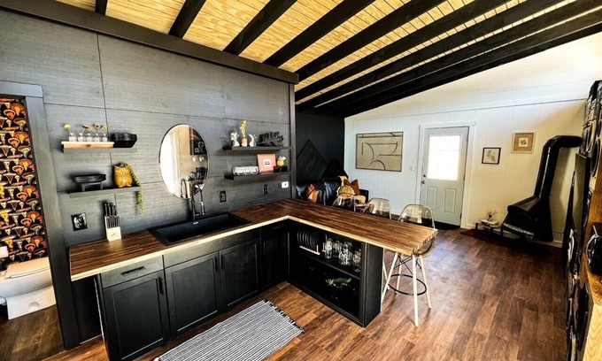 East Dubuque Cabina | 1970s Modern Floating River Cabin-HOT TUB!