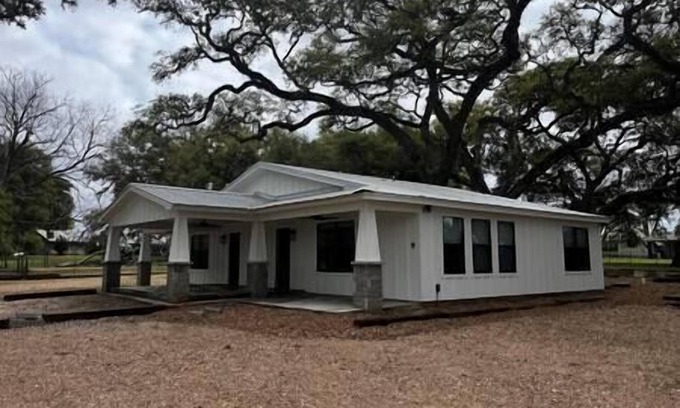 Round Top Casa | 1A- Country Escape Under TX Oaks!