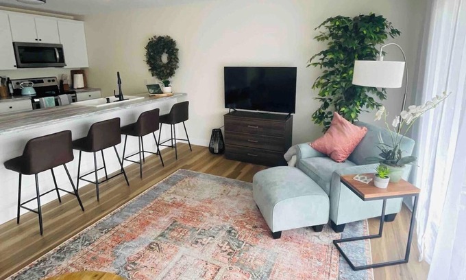 Lake Ozark Condominio | 1bd 1 ba Getaway with private balcony & onsite Boat rental option