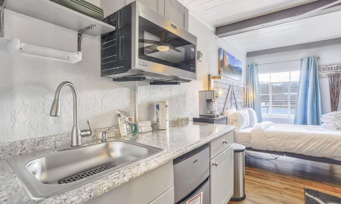 West Colorado Springs Cabina | 1BD Cozy Suiterestaurants & Hiking!dogs Welcome