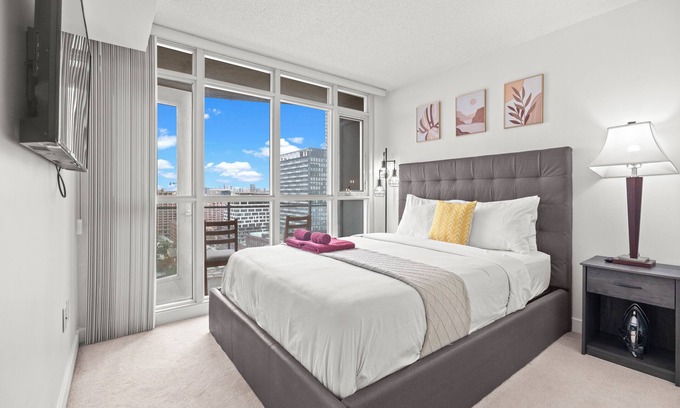 Wellington Place Condominio | 1BR 1 Bath 3 Guests Parking Office Near CN Tower Downtown—By Hostia