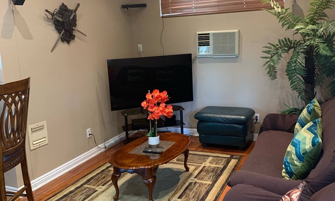 Warner Center Casa | 1BR 1BA Private Guest Suite, Self-Check In, Netflix near Woodland Hills Village
