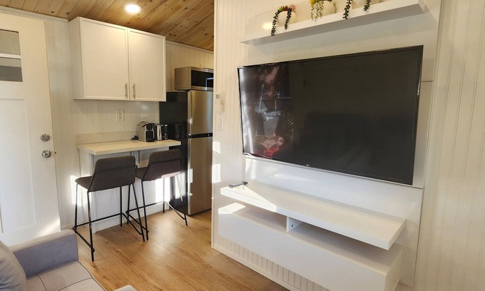 Woodland Hills Cabaña | 1BR 1BA tiny home with W/D a few steps away from Kaiser Woodland Hills