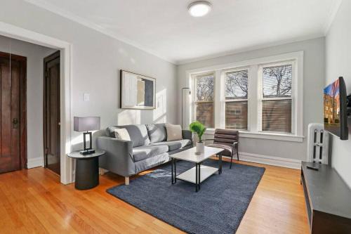 Cragin Apartamento | 1BR Airy Apartment with Wi-Fi - Barry 2