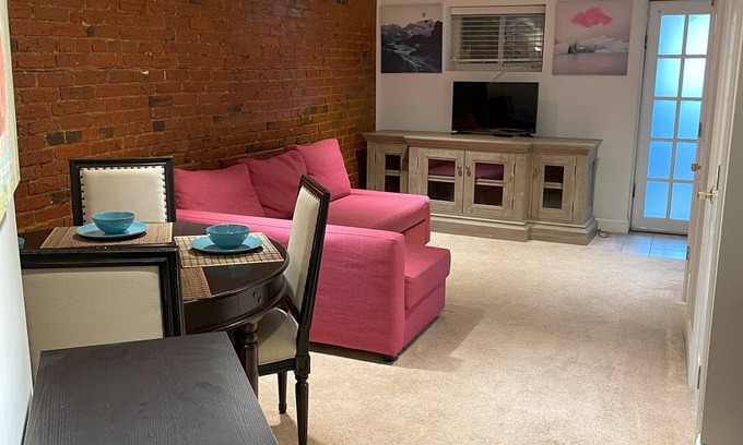 Petworth Apartamento | 1BR apartment w/office, 7 walk to metro! Pet friendly. Pretty in Petworth!