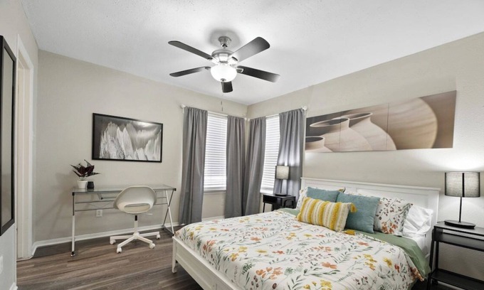 North Austin Civic Association Apartamento | 1BR Apt in Austin, TX: Gym, Pool, Near Attractions