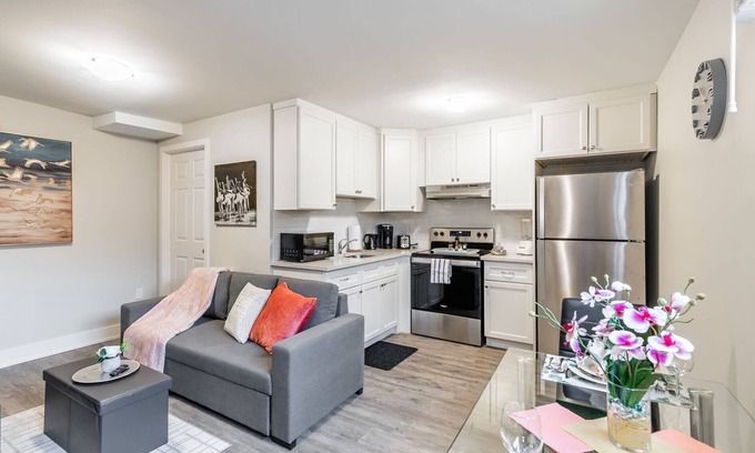 Central Hamilton Apartamento | 1BR - Boutique Apt with Netflix- PRIME Location!!