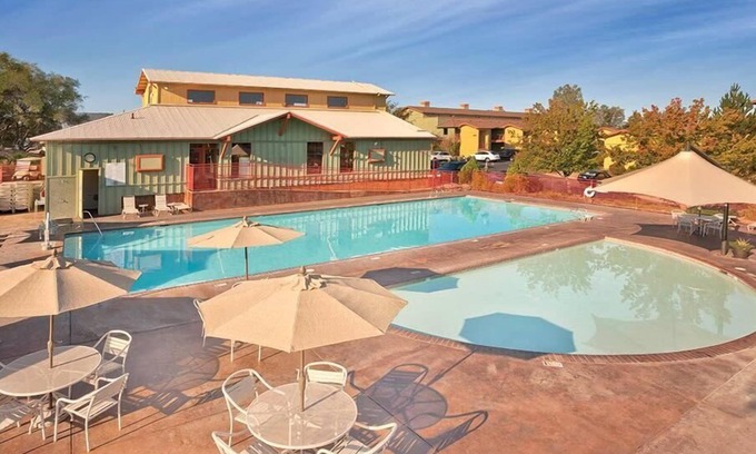 Angels Camp Condominio | 1br Condo Lounge in pool w/ Wine From Local Vineyards!