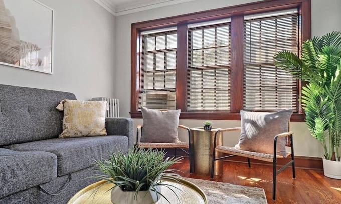 Cragin Apartamento | Contemporary 1BR Apartment with Laundry Facility