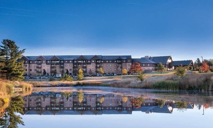 Lake Delton Condominio | 1br Deluxe Condo Indoor & Outdoor Fun!
