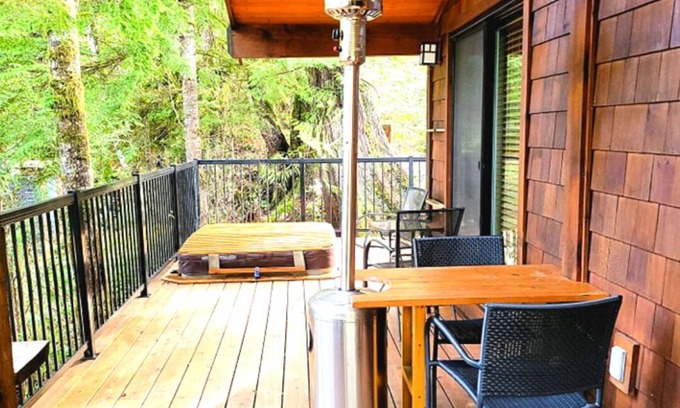 Port Renfrew Cabaña | 1BR - Garden View - Hot Tub