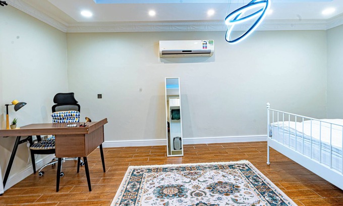 Al Khobar Apartamento | 1BR I Smart Entry + Private Terrace + 65" T