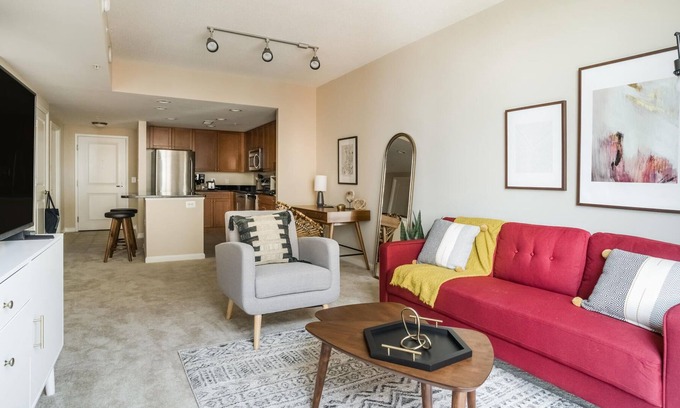 Eisenhower East Apartamento | 1BR in Alexandria w/ Gym and Pool