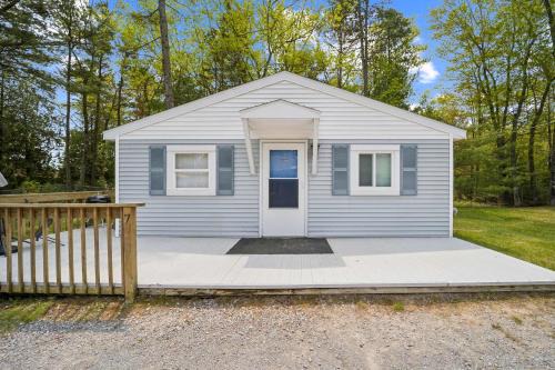 Greenbush Apartamento | 1BR Lakefront Cottage - Perfect for Two