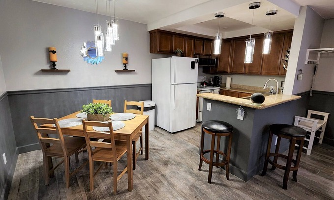 Loma Alta Condominio | 1BR Luxe Condo + pool, gym, parking