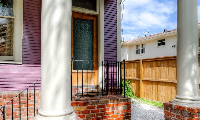 West Riverside Condominio | 5 COLUMNAS GRASAS Y UN FISHPOND; Propietarios fabulosos w / 1BR duerme 2adults / 2kids