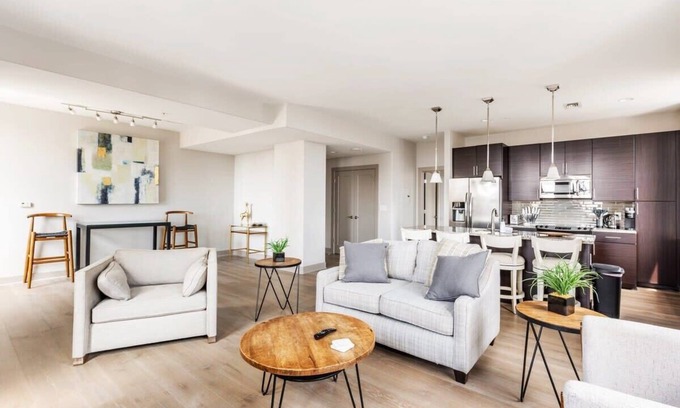 Downtown Baltimore Apartamento | 1BR Stylish Apartment With Rooftop Deck & Pool