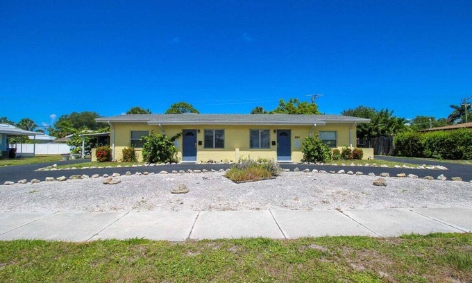 Golden Beach Condominio | 1BR Venice home with private beach access - Golden Beach Haven