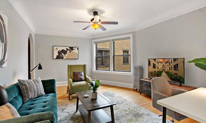 Chicago Apartamento | 1BR Vibrant & Inviting Apt in Chicago - Montrose 2E