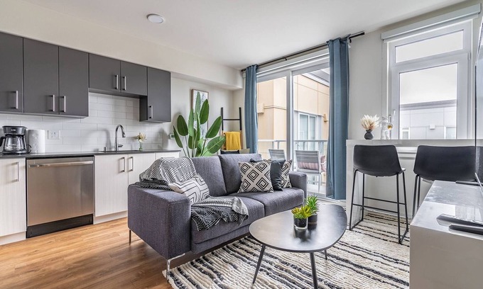 West Bellevue Apartamento | 1BR | Views, Rooftop, Gym | Sophari B | Bellevue
