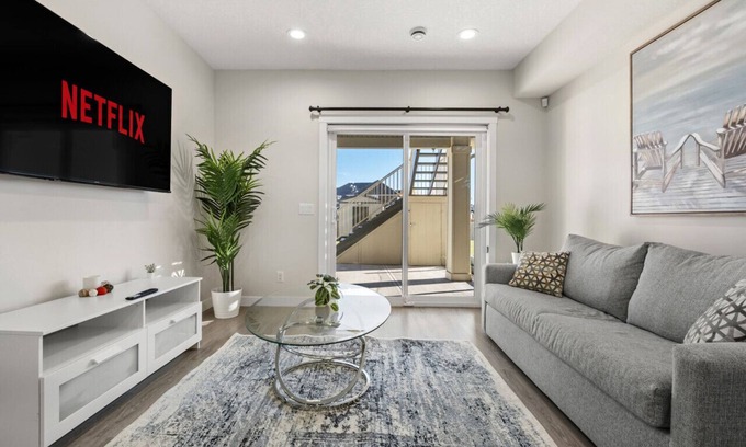 Sage Hill Apartamento | 1BR Walk Out Suite » Backyard » Patio » 65” TV