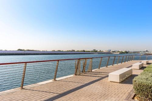 Abu Dhabi Apartamento | 1BR Waters Edge with Canal Views Pool Access Near Attractions