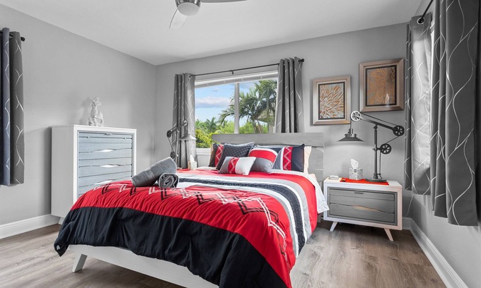 Coral Ridge Apartamento | 1BR, Windows on All Four Sides
