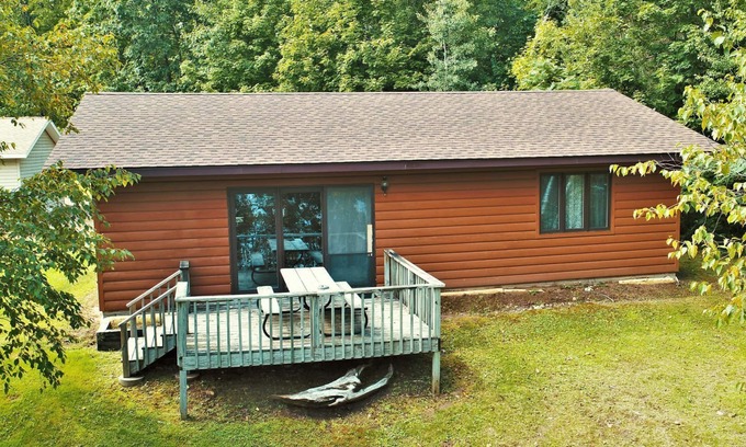 Hayward Cabina | Cabaña junto al lago con hermosas vistas del lago Moose ~ Muelle privado con lancha