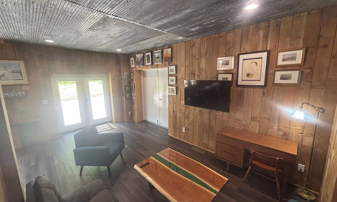 Elkader Apartamento | 1st Floor 2BR Downtown + 2 Parking Spaces