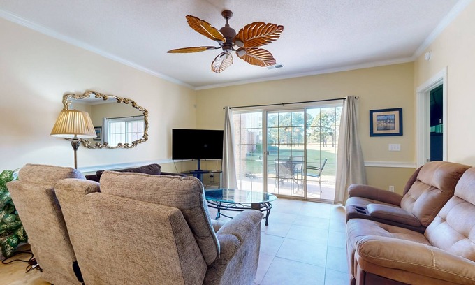 Central Myrtle Beach Condominio | 1st floor condo with pool, onsite golf & close to beach